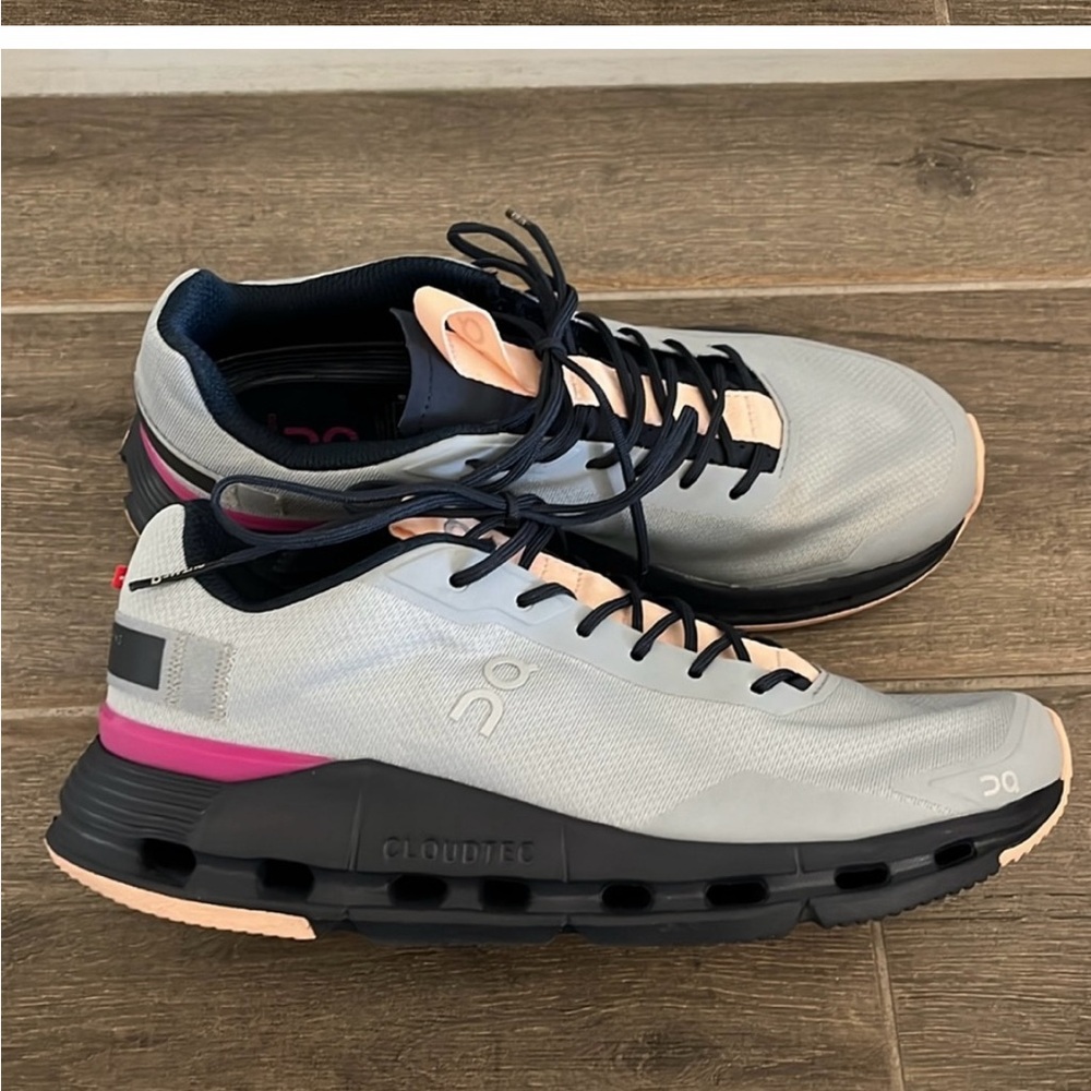 On Running women’s Sneakers in Gray and Pink